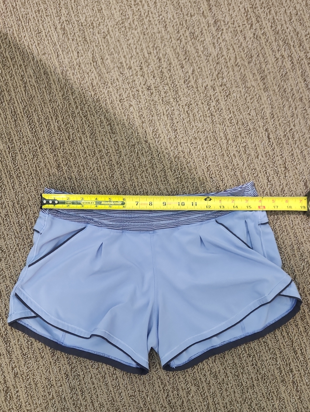 Lululemon Shorts Size 8 - Picture 10 of 16